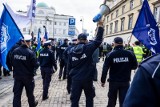 Po wielkiej manifestacji w Warszawie protest służb mundurowych trwa. Policjanci masowo wezmą L-4? Związek od pomysłu się odcina