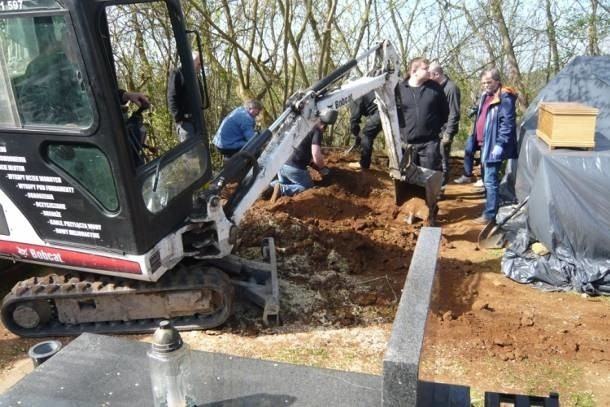 Szczątki legendarnego majora Hubala odkopano na cmentarzu w...