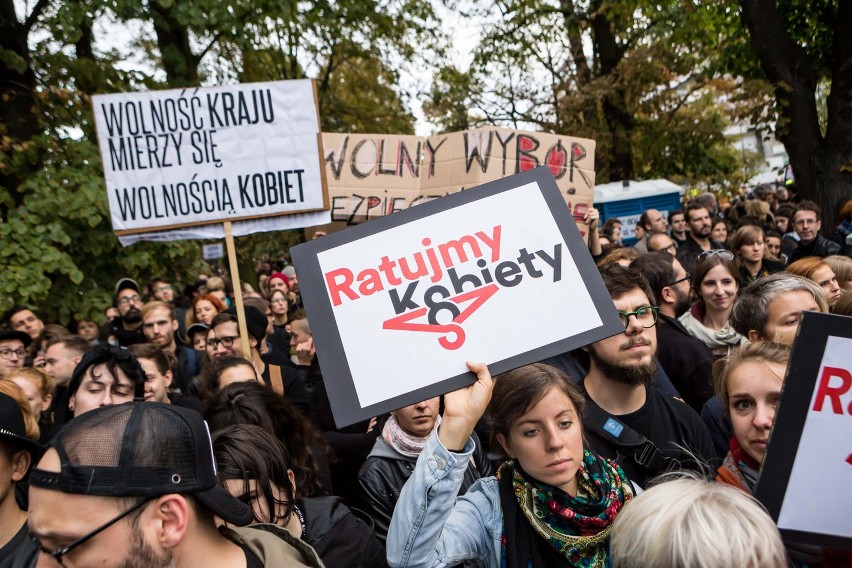 Czarny Protest przed Sejmem przeciw zaostrzeniu przepisów...