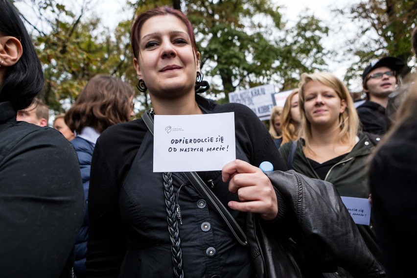 Czarny Protest przed Sejmem przeciw zaostrzeniu przepisów...