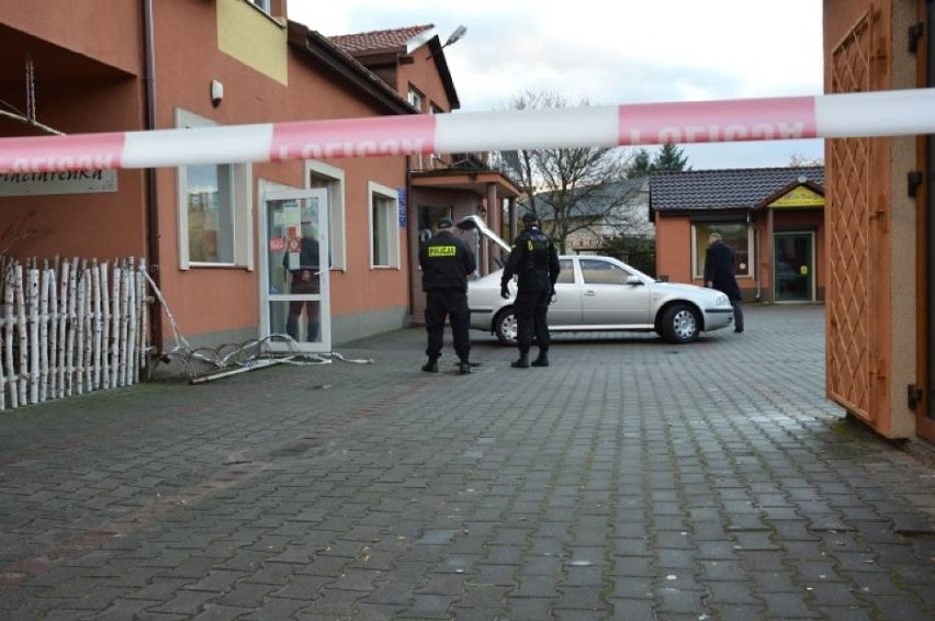 Pracownica punktu pocztowego w Mostach zaatakowana siekierą. Sprawca usłyszał zarzuty [ZDJĘCIA]