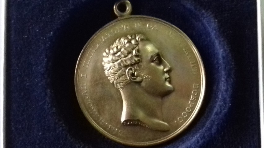 Złoty medal, który w 1846 roku Ludwik Geyer otrzymał od cara...