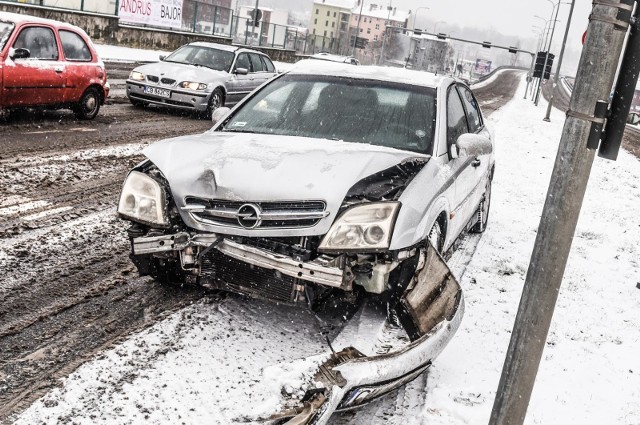 We wtorek, około południa auto uderzyło w słup przy Focus Mall(zjazd z Trasy Uniwersyteckiej). Gdy nasz fotoreporter był na miejscu, pomoc drogowa zabierała się za usuwanie auta. Policja nie dostała wezwania o zderzeniu w tym miejscu. Od rana w Bydgoszczy pada śnieg. Na drogach panują trudne warunki. O sytuację na drogach zapytaliśmy ZDMiKP.Wczoraj wieczorem wyjechały na bydgoskie ulice pierwsze pługopiaskarki. Około godziny 13 we wtorek jeździło ich po bydgoskich trasach czternaście. Czy to wystarczyło, by opanować pierwszy tej zimy większy opad śniegu?- Gdy ciągle pada śnieg, nikt nie jest w stanie zapewnić "czarnych" dróg - tłumaczy Krzysztof Kosiedowski, rzecznik ZDMiKP w Bydgoszczy. - Sytuacja w Bydgoszczy jest jednak opanowana, nie ma ulic, które nie są przejezdne. W pierwszej kolejności zajęliśmy się mostami i trasami na wzniesieniach. Teraz po Bydgoszczy jeździ 14 pługopiaskarek, w razie konieczności może być ich więcej. Około godziny 13 do pracy wrócą ekipy, które ręcznie odśnieżają chodniki, kładki i przystanki komunikacji miejskiej. Przed 10. wycofaliśmy je z pracy, bo zaczęło mocno sypać i takie odśnieżanie nie miałoby sensu - dodaje.Rzecznik ostrzega, że choć wkrótce ma przestać padać, to nocą temperatura spaść może do około sześciu stopni poniżej zera, co skutkować będzie trudnymi warunkami na drogach.Nasi Czytelnicy narzekają jednak, że pługów w mieście nie widać, a niektóre ulice - zwłaszcza w okolicach centrum - nie były odśnieżone i poruszanie się nimi jest utrudnione.(BOB, sier)Śnieg w Bydgoszczy. Zobacz wideo