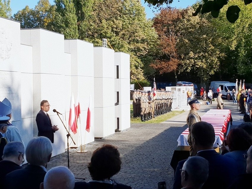 Warszawa. Pogrzeb odnalezionych i zidentyfikowanych ofiar zbrodni komunistycznej. Spoczęli na „Łączce” na Powązkach. 22.09.2019 [ZDJĘCIA]