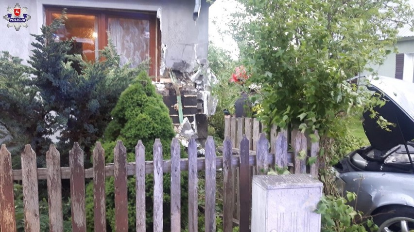 Wypadek w Sięciaszce koło Łukowa. 34-latek uderzył swoim audi w dom. Zobacz zdjęcia