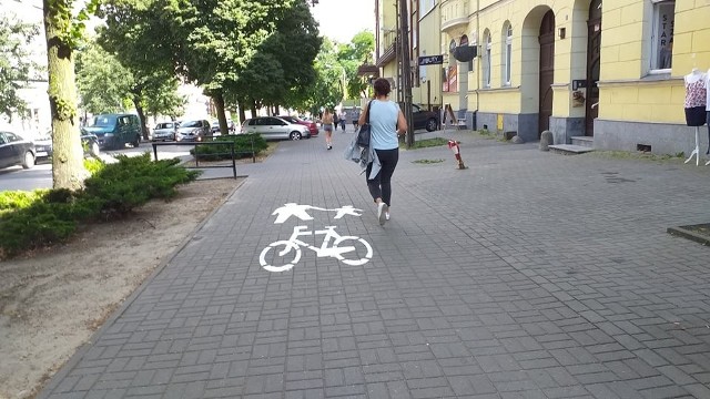 Oznakowania na chodnikach w Chełmnie zostało odmalowane przez wykonawcę
