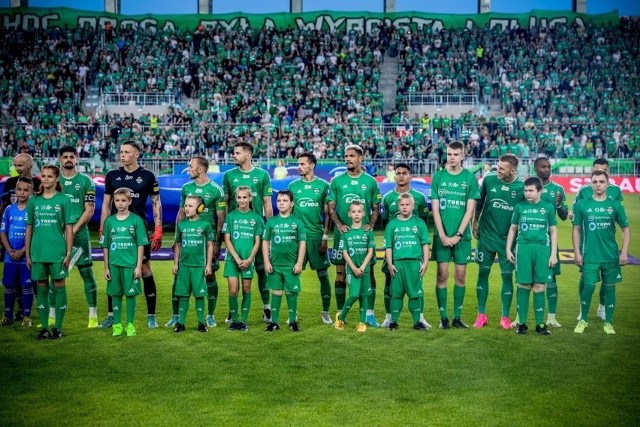 Eskorta młodych piłkarzy Radomiaka Futbol Plus przed meczem z Cracovią