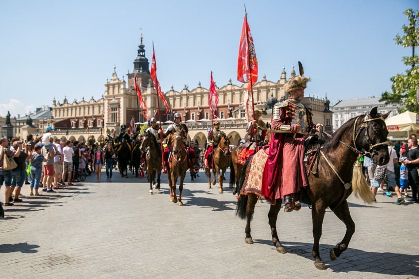 Kraków świętował rocznicę uchwalenia Konstytucji 3 Maja. Pochód patriotyczny [ZDJĘCIA]