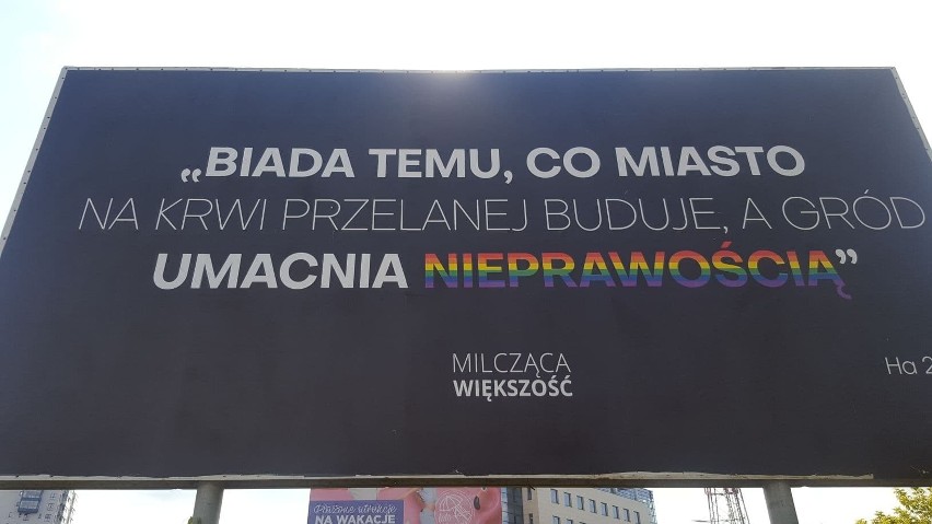 Na billboardach "Milczącej Większości" są hasła i cytaty z...