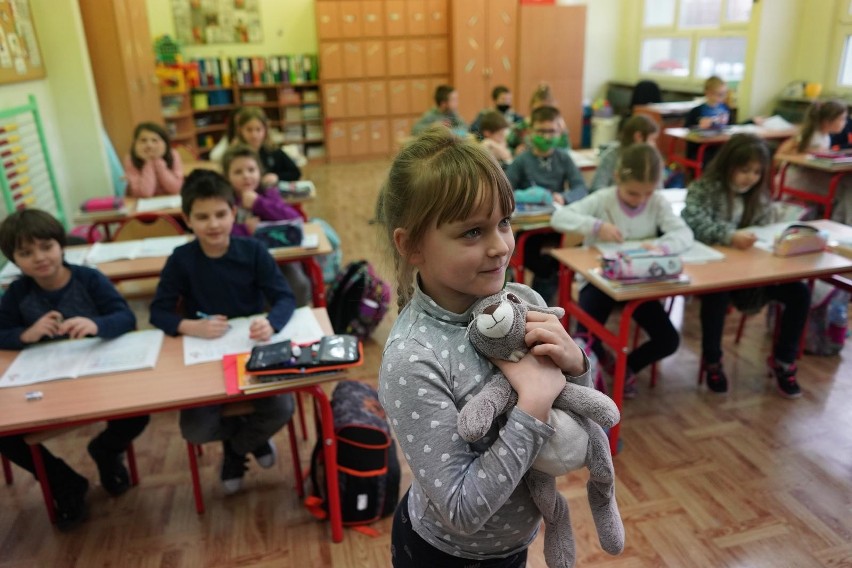 Powrót do nauki stacjonarnej najmłodszych dzieci potęguje...