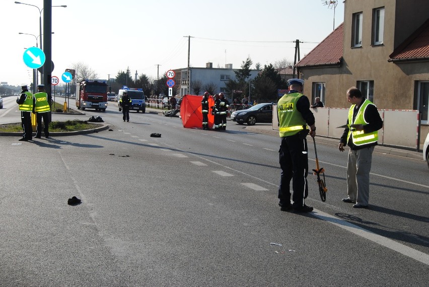 Śmiertelny wypadek w Gnieźnie: Motocyklista potrącił...