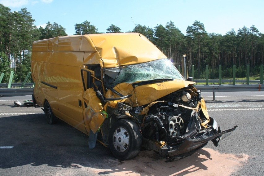 Wypadek na autostradzie A1. Kierowca transista uderzył w tył ciężarówki