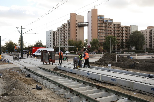 Trwa budowa linii tramwajowej do Górki Narodowej. W ramach inwestycji prowadzone są prace związane z przebudową torowiska z rejonu ul. Bratysławskiej do pętli w Krowodrzy Górce. W związku z robotami kierowców czekają kolejne utrudnienia w ruchu