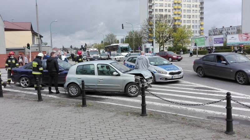 Stłuczka na skrzyżowaniu ulic Bogusławskiego i 11 Listopada