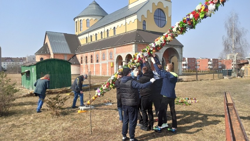 Wielkanoc 2021: 13-metrowa palma stanęła przy parafii św. Kingii w Świdniku. Zobacz zdjęcia