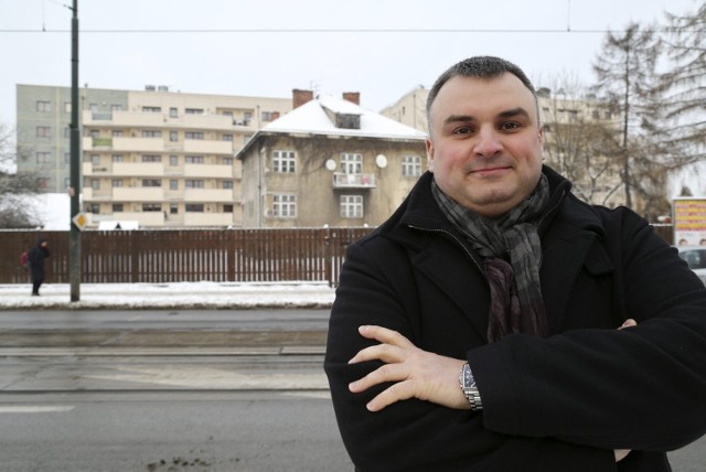Przemysław Grzegorzak z zarządu wspólnoty mieszkańców sąsiedniego bloku jest przeciwny wyburzaniu willi. Podkreśla, że wysoki budynek nie pasuje do architektury Bronowic