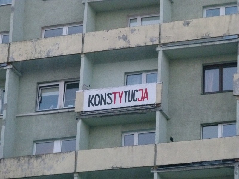 KONSTYTUCJA - polityczny napis na balkonie bloku na Manhattanie w Łodzi