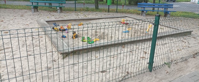 Zabawki są na placu, kiedy nie ma dzieci. Przykład z ul. Bułgarskiej w Zielonej Górze