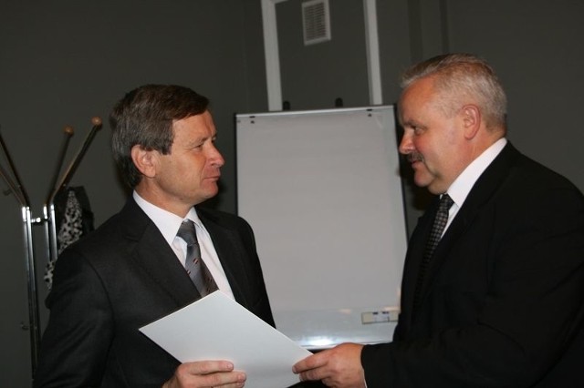 (Od prawej) Wojewoda podkarpacki Mirosław Karapyta wręcza promessę na milion złotych Marianowi Grzegorzkowi, wójtowi gminy Gorzyce.