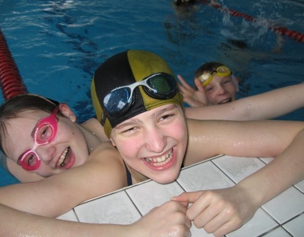 Ewelina Gregulec i Agata Tracz uczestniczą w zajęciach doskonalenia pływania.