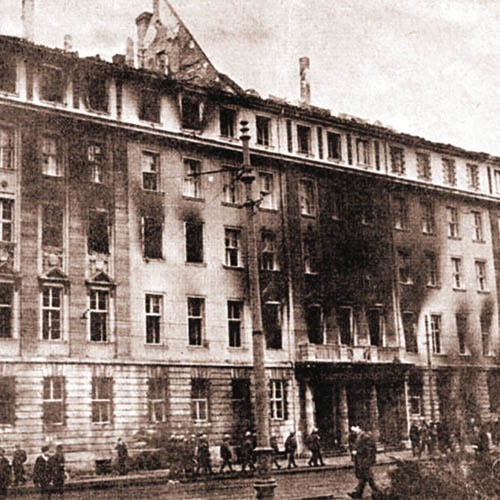 Wypalony gmach Komitetu Wojewódzkiego PZPR w Gdańsku.