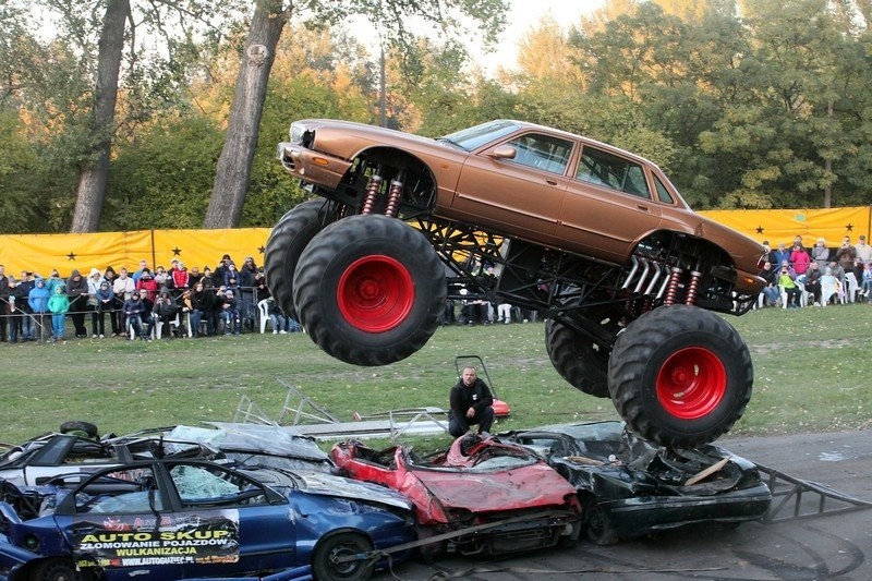American Monster Truck Motor Show. Monster trucki na stadionie Startu