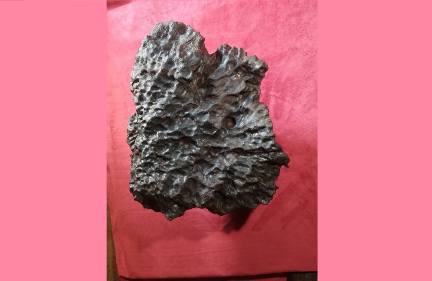 Meteoryt ma wymiary 75 x 65 x 30 cm.