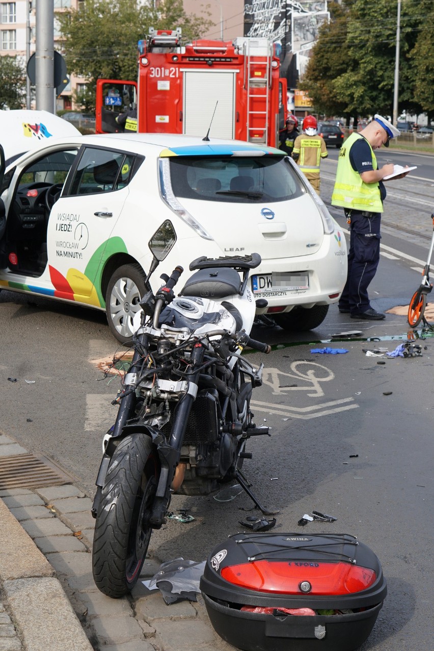 Vozilla zderzyła się z motocyklem - wypadek w centrum Wrocławia. Motocyklista w ciężkim stanie trafił do szpitala