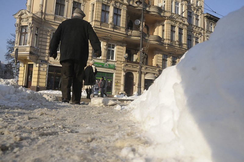 Śnieg na Gdańskiej utrudnia życie pieszym
