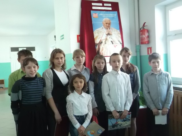 Uczniowie w Ruskim Brodzie w gminie Przysucha uczcili pamięć Jana Pawła II.