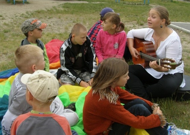 Dzieci wraz z Ewa Gulą układały leśną piosenkę