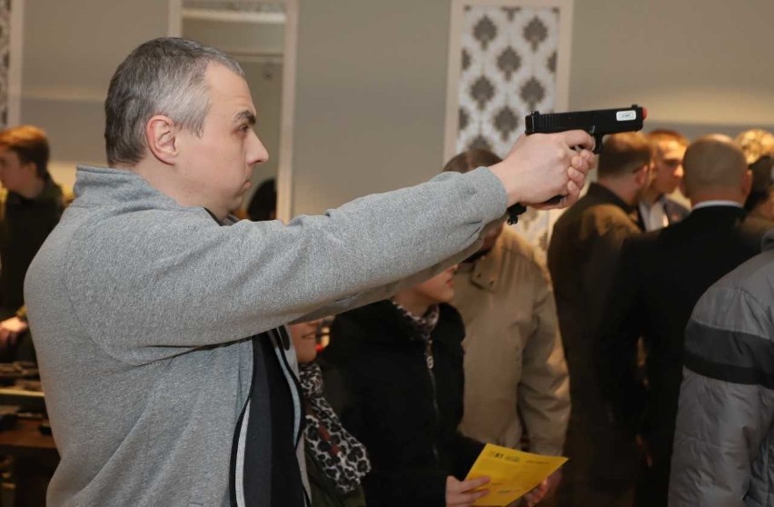 Wystawa broni w Centrum Handlowym "Przy Struga".