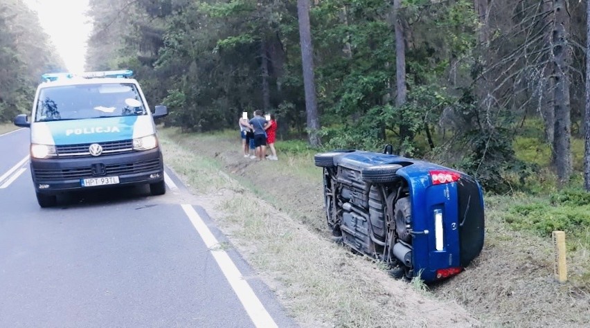 Kolizja ostrołęczanki pod Szczytnem. Kobieta wjechała do rowu. 16.08.2020. Zdjęcia