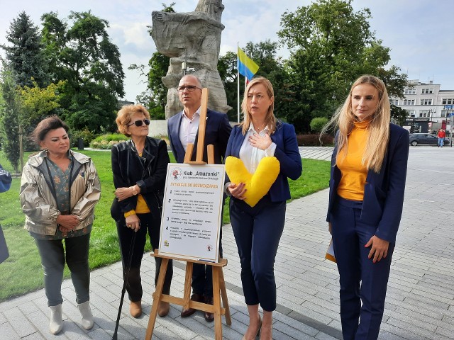 Hanna Gill-Piątek (na zdjęciu druga od prawej), posłanka i przewodnicząca koła parlamentarnego Polska 2050, mówiła na środowej konferencji prasowej m.in. o problemach osób, borykających się z nowotworami piersi czy sutka. Opolskie Amazonki przedstawiły listę spraw, nad którymi należy pilnie się pochylić.