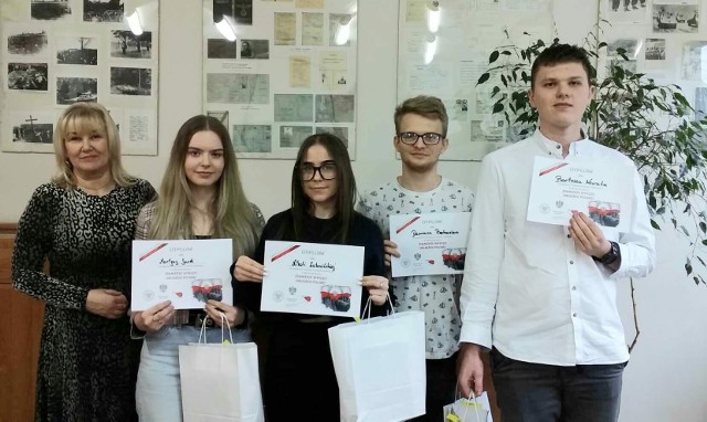 Uczniowie „drzewniaka” w Radomsku, którzy zakwalifikowali się do etapu regionalnego konkursu