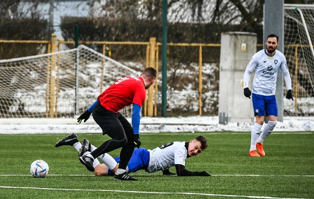 Patryk Urbański (w głębi) strzelił dla Zawiszy jednego z goli podczas sparingu w Kaliszu