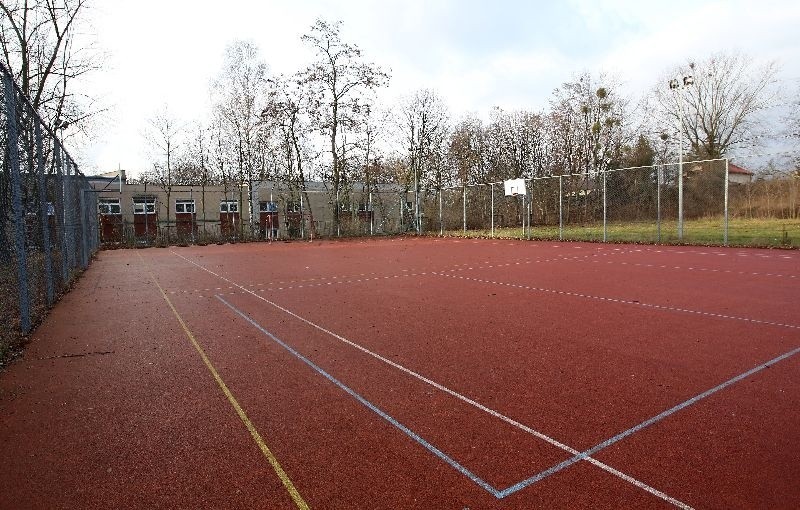 Niszczeje opuszczone boisko przy Municypalnej. Kosztowało 820 tys. zł!