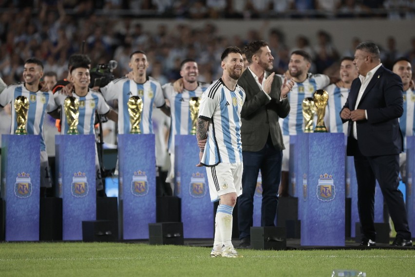 Kapitan reprezentacji Argentyny Lionel Messi odbiera wraz z...