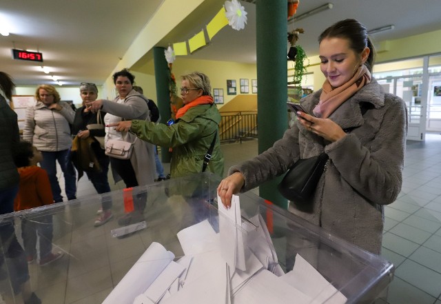 W porównaniu z wyborami do Sejmu w 2019 roku głosujących przybyło w całym okręgu toruńskim, jak i w samym Toruniu. Na zdjęciu głosowanie w komisji wyborczej w Szkole Podstawowej nr 2 przy ulicy Targowej