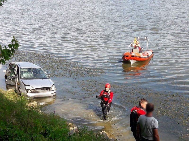 Tęgoborze. Ford focus wpadł do Jeziora Rożnowskiego [ZDJĘCIA]