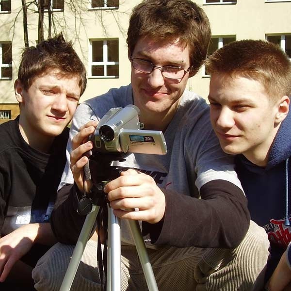 To, co nakręcimy można zobaczyć na naszej stronie: www.lesna-street.yoyo.pl - zachęcają młodzi filmowcy (od lewej) Kamil, Przemek, Aleksander i Tomasz.