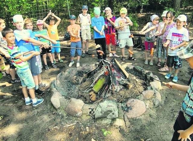 Na letnich półkoloniach w klubie „Zodiak” były m.in. zawody sportowe na boisku i wspólne grillowanie poza miastem Fot.: Klub Zodiak