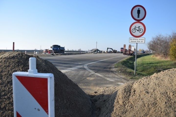 Fragment budowy drogi prowadzącej do wiaduktu nad S7 w...