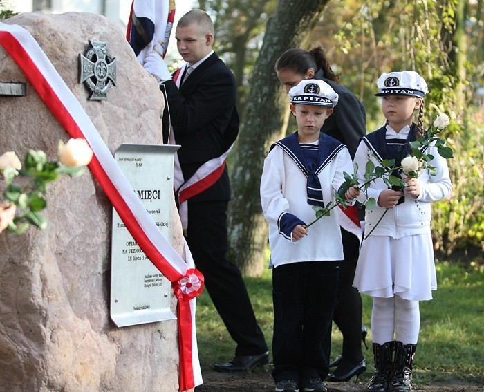 Przed kościolem w Gardnie Wielkiej stanąl kamienny obelisk,...