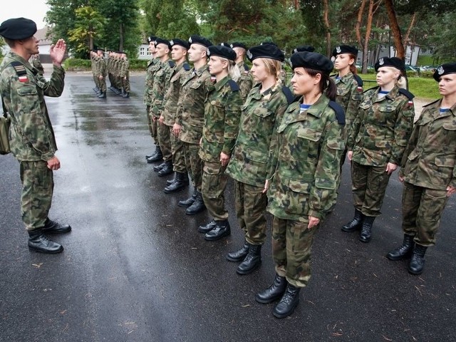 W trakcie szkolenia praktycznego elewi poznają m.in. zasady musztry.