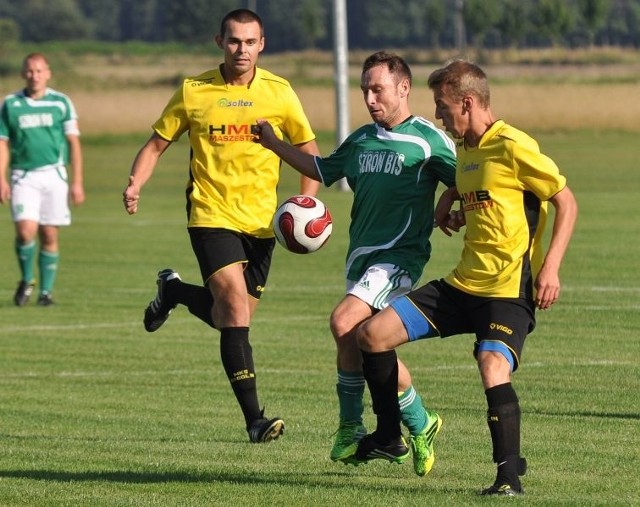 Paweł Grabowiecki (przy piłce) próbuje oszukać piłkarzy z Gogolina Jarosława Korbiela (z lewej) i Michała Rosę.