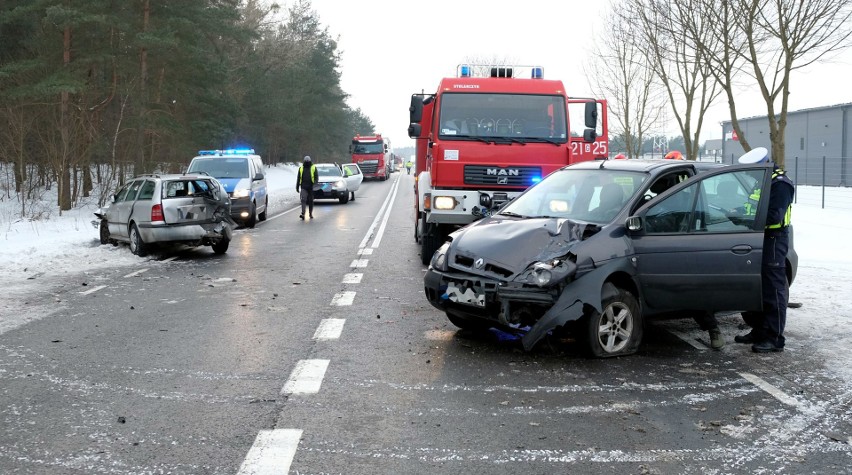 Wypadek na drodze krajowej 22 koło Rychnów 15.02.2021. Zderzenie trzech samochodów. Dwie osoby trafiły do szpitala. Zdjęcia