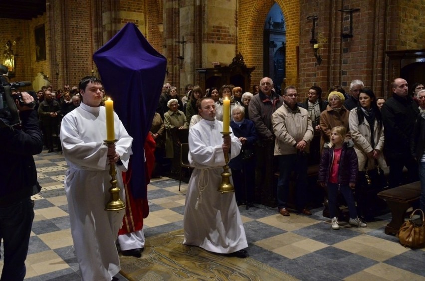 Liturgia Wielkiego Piątku w katedrze poznańskiej