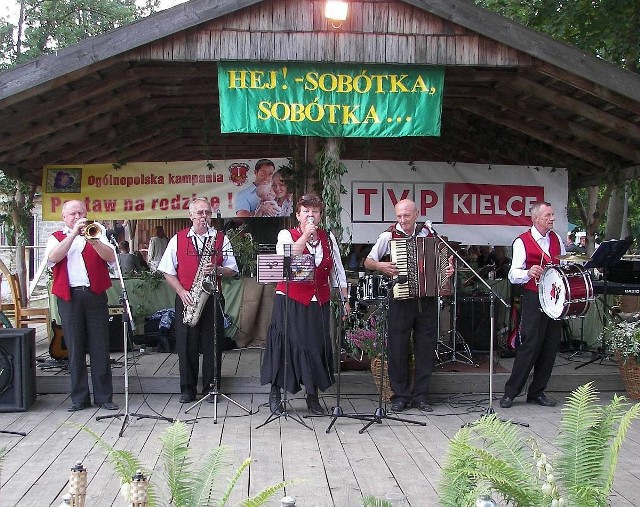 Rodzinną sobótkę w Kurozwękach uświetniły występy kapel ludowych.