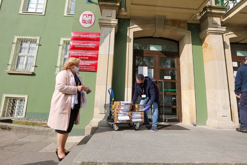 Szczecińscy uczniowie otrzymali kolejne laptopy do nauki